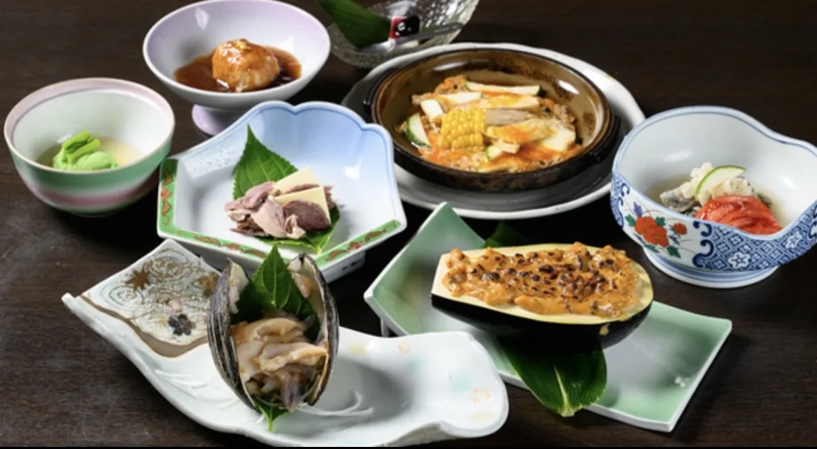 地元の食材を使った夕食の御膳
